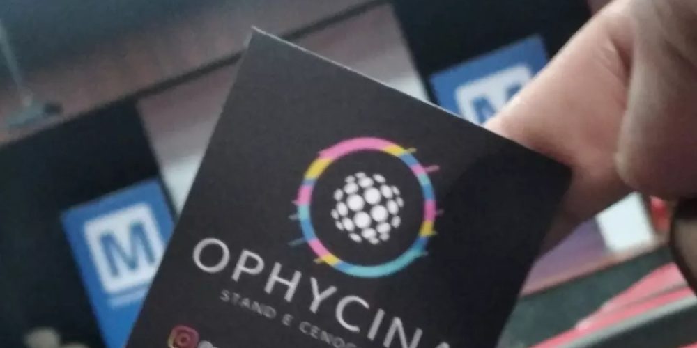 Ophycina stand adesivo